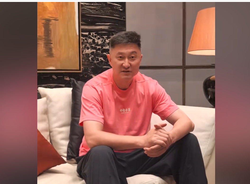 杜锋见财化水！知名篮球媒体人付政浩透露，郭士强不会因为成绩不佳而下课，原因是中国男篮主教练合同薪资很