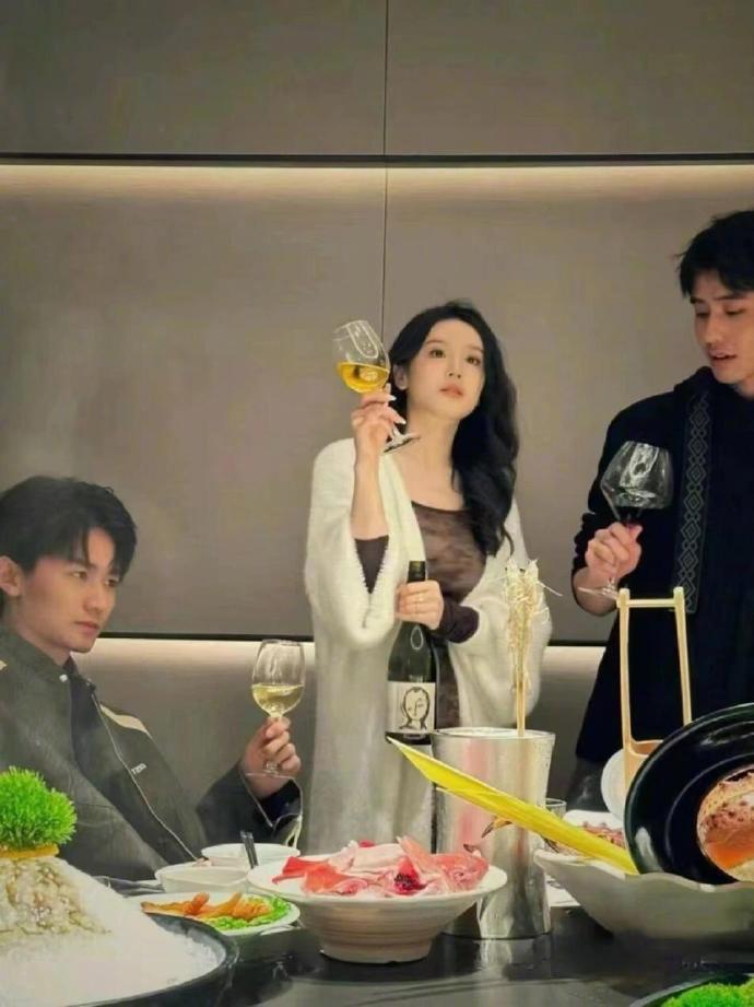 我发现酒局中被领导带在身边的女生都太会来事了​​​