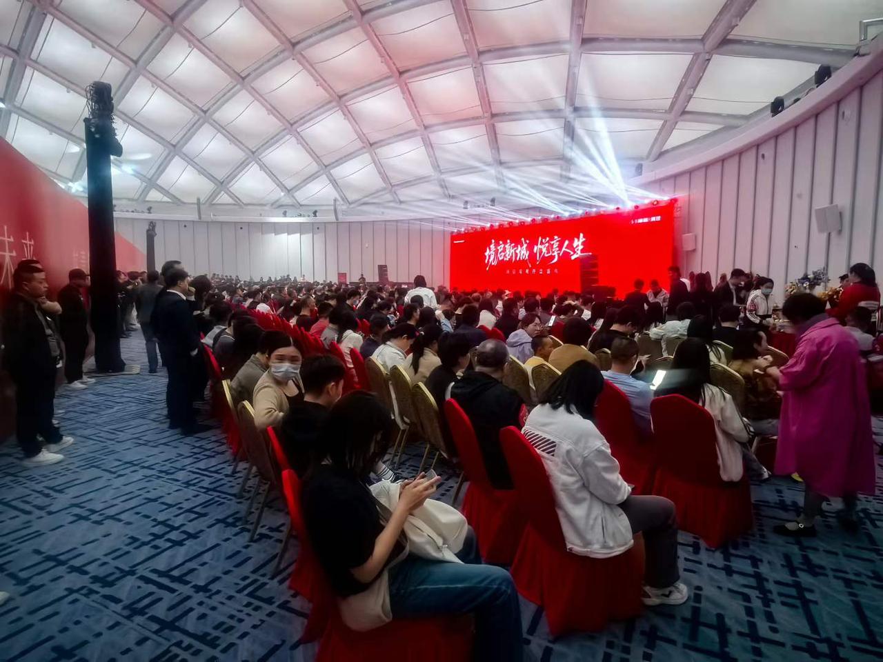 上周的青岛市区楼市很有意思。老四方板块的海信境观开盘了；东李板块的青特璟逸样