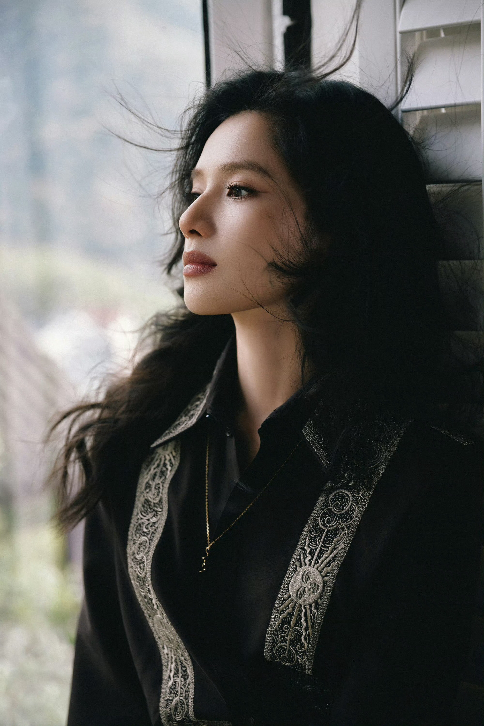 不是那种刻意的娇柔，是骨子里透出来的慵懒又勾人的风情！好喜欢今天的张婧仪～