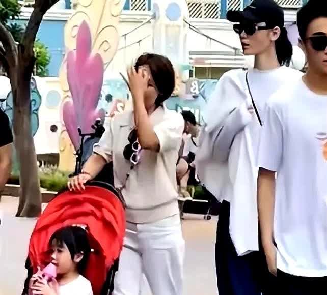 一个假期“炸出”两个豪门千金，何猷君女儿被别人拍也就算了，向佐这种自爆式的遮挡眼