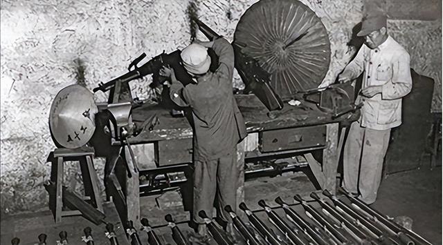 1995年，辽宁锦州黑山医院，一位瘦弱的老人躺在病床上，呼吸微弱。在生命最后一刻