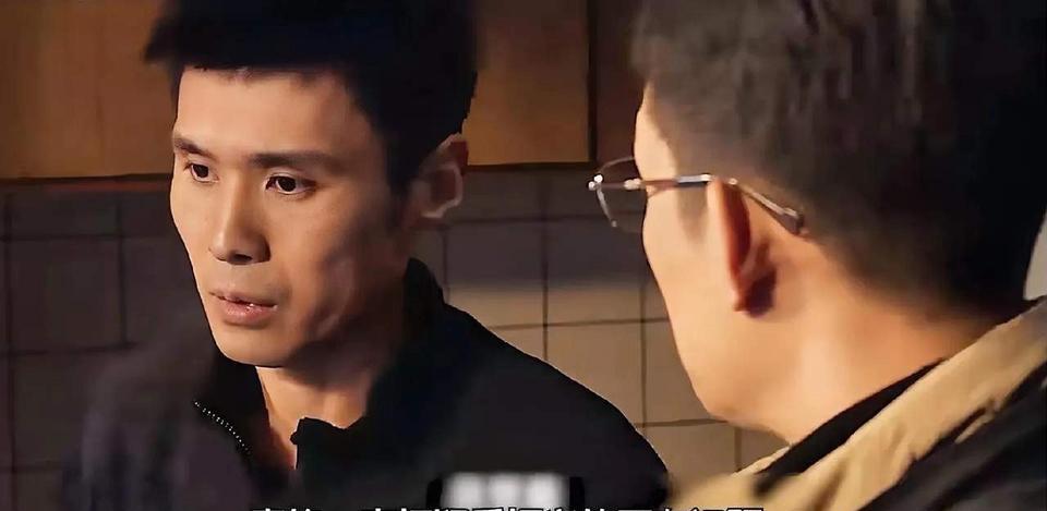 电视剧《以法之名》，乔振兴为什么是秦峰的哥哥？如果是亲兄弟乔振兴为什么和秦锋不是