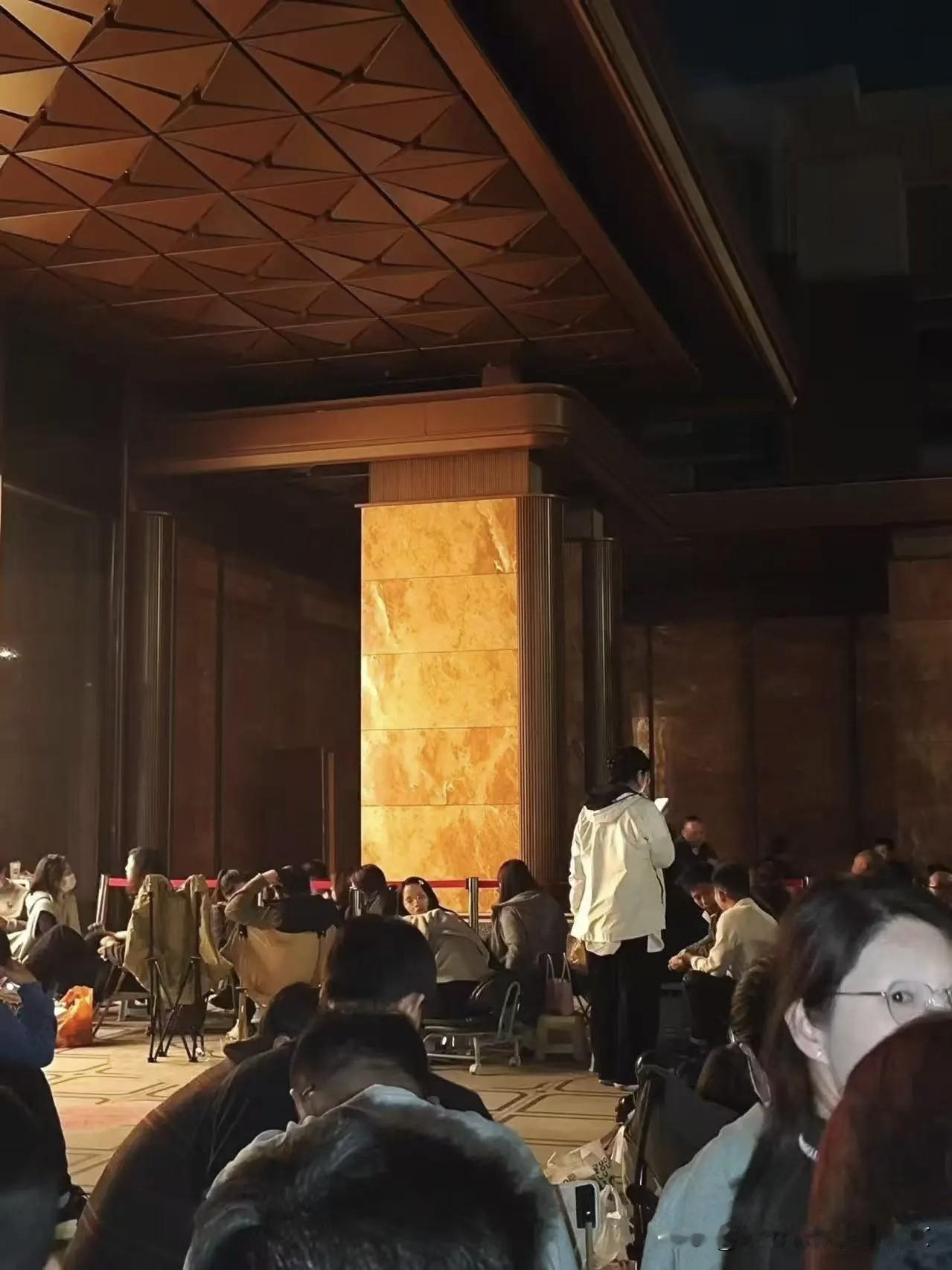 江核通宵排队买房，一夜梦回2021？别被情绪带偏谁能想到，沉寂五年的南京楼