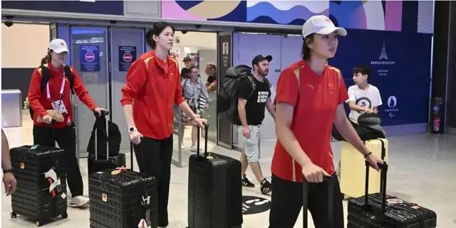 女排：7月5日低调抵达阿灵顿提前备战世联赛四战三胜停进总决赛女排世联赛第三周的