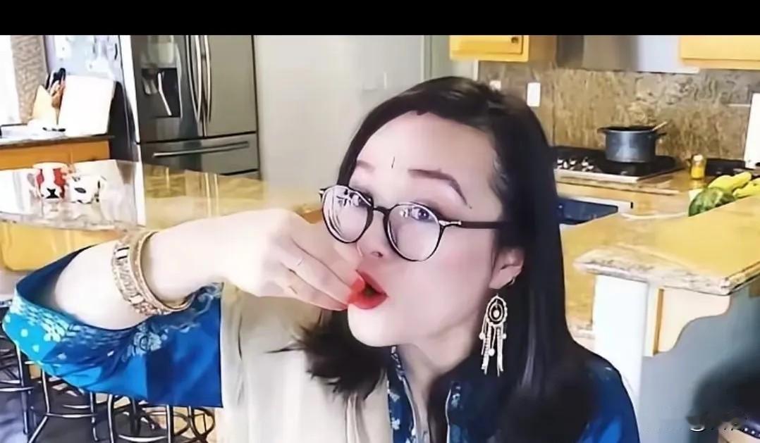 真解气！毕业于厦大的高材生郑墨沫，嫁到印度后，又在我国口岸申请入境了。这已经是她