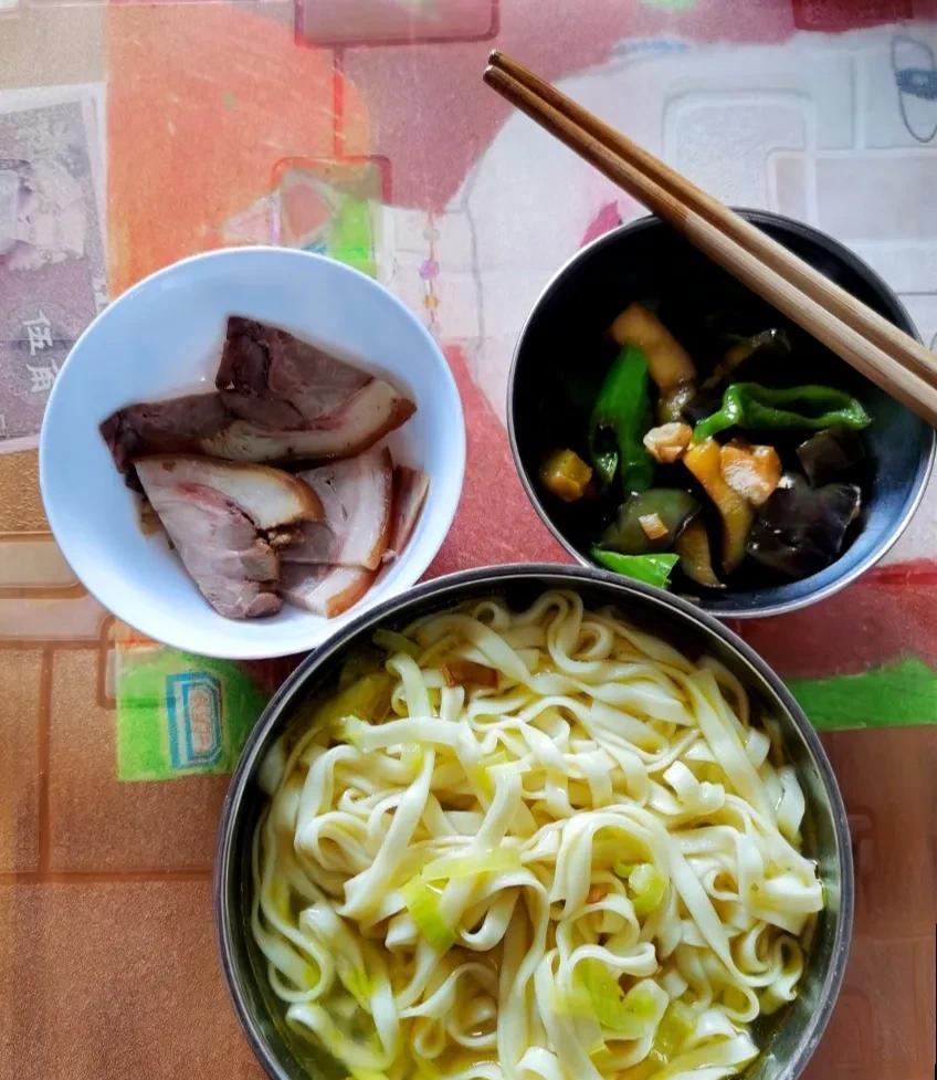 我的午饭就这么简单，是我们当地特色的面叫浆水面夏天吃清凉解暑，浆水面它比较素