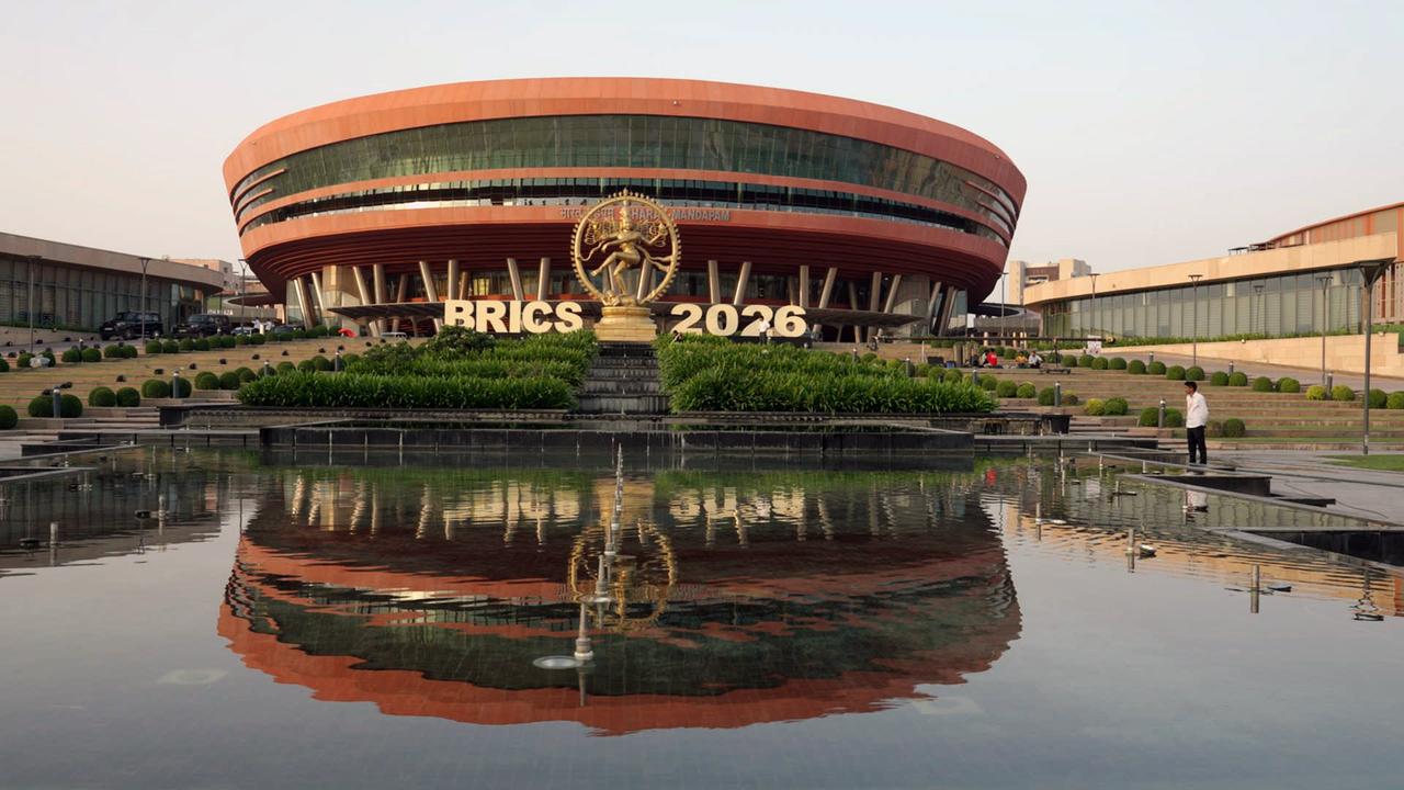 金砖峰会印度特色鲜明金砖峰会在印度召开，从几张照片可以看出特色鲜明。比如一个l