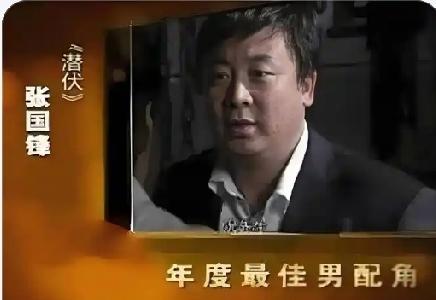 最震撼民警封神执念！瘫痪民警看剧，一眼认出13前持刀抢劫的罪犯“盛乡”。1
