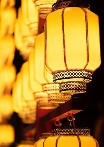 新春来临之际，多地不约而同的挂上了黄灯笼。有些地方才挂上黄灯笼又摘了下来，显得