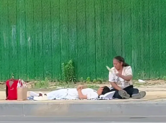 泪目，济南发生的一幕…… 今天中午12:00，我路过济南一高考考点。发现了令我