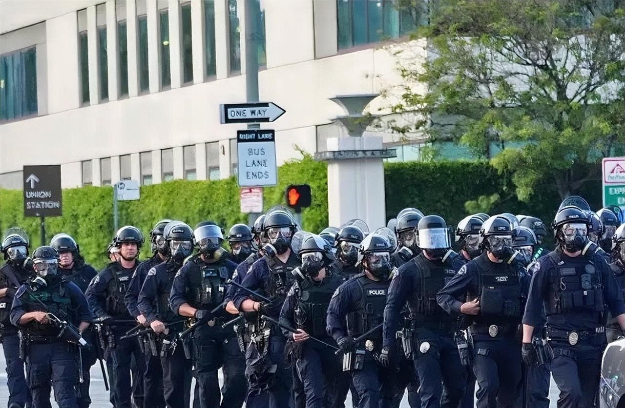 一夜之间，特朗普的决定反而刺激了局势！美国总统特朗普下令国民警卫队士兵进入洛杉矶