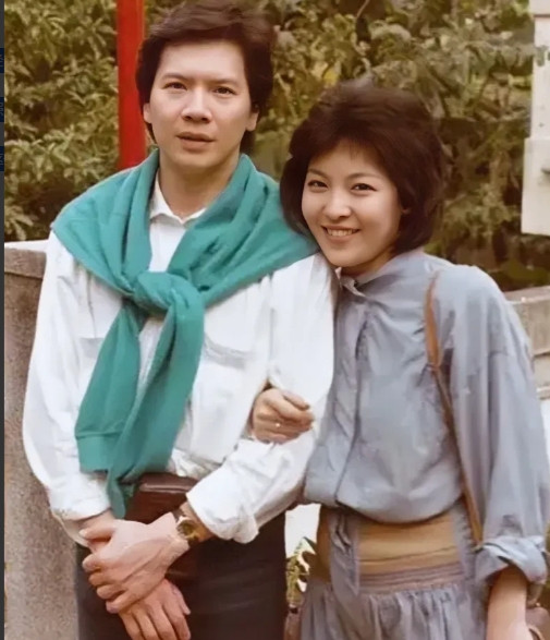 1979年，向华强与陈岚在香港新界一个公园里，留下的美好瞬间。向华强当时31岁，