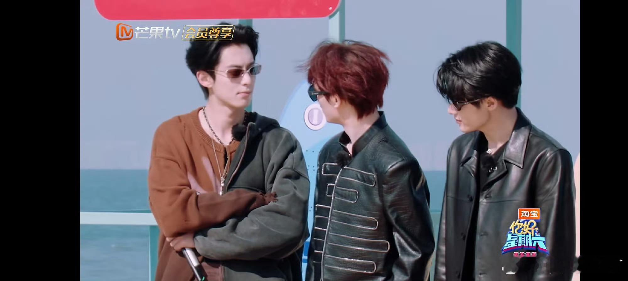 王鹤棣的腹肌被丁程鑫认证了这两人在干嘛啊哈哈哈哈！王鹤棣挑丁程鑫下巴，丁程鑫摸王