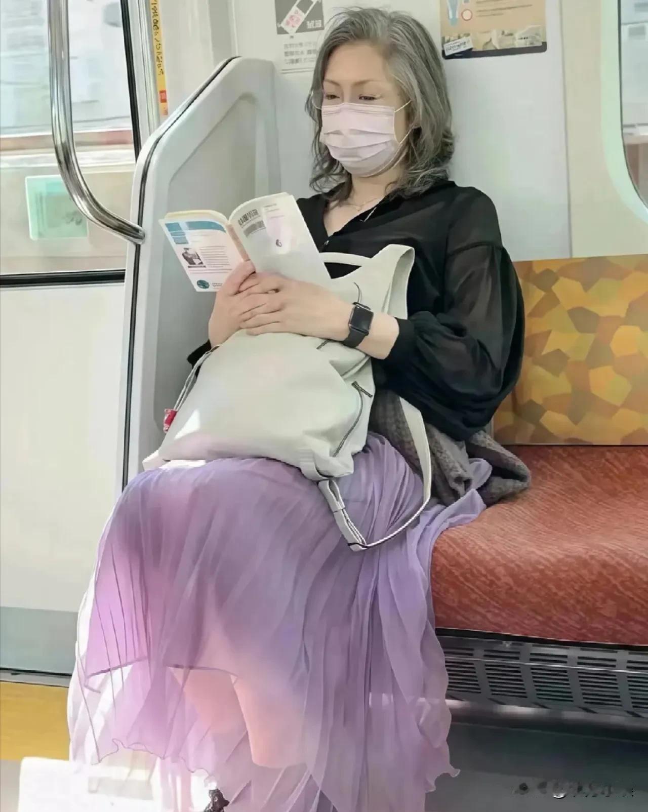 都那么岁数了，就不能稳重点吗？不嫌丢人吗！有的老人穿着时髦，穿的娇嫩、色彩鲜