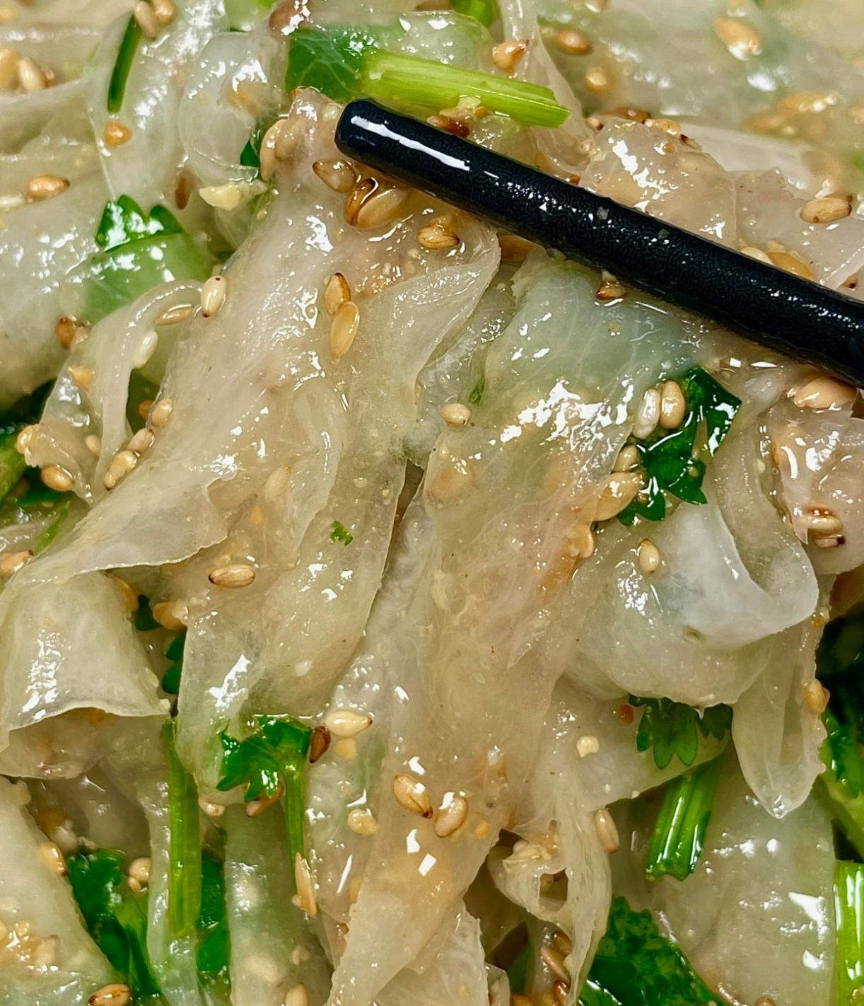 我真是服了，昨天在亲戚家蹭饭，直接给我吃愣住了。那个香菜花生碎拌白萝卜，看着平平