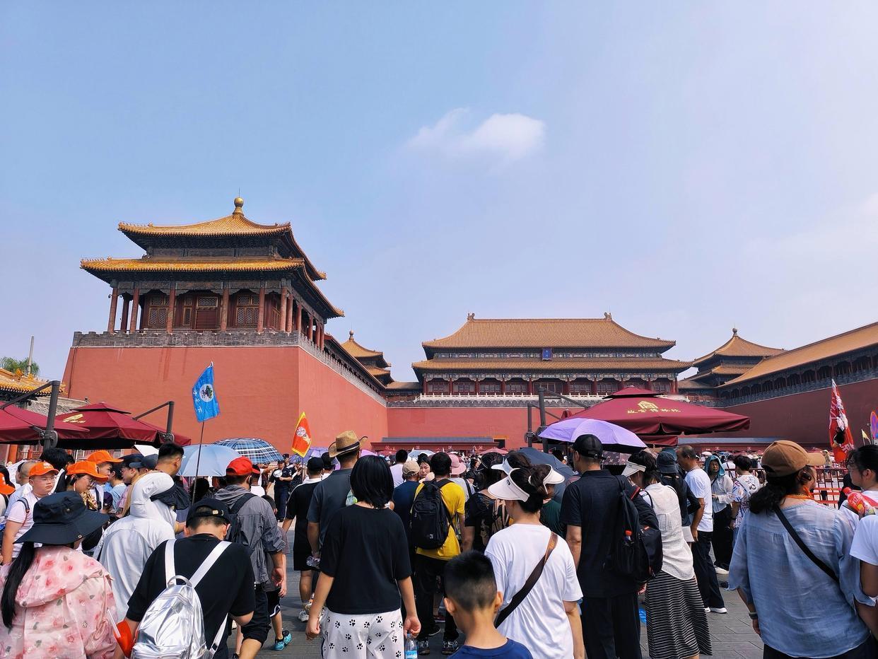 五一前夕，中国社会出现了一个现象，挺让人意外的。这个现象，就是大批的老师用千