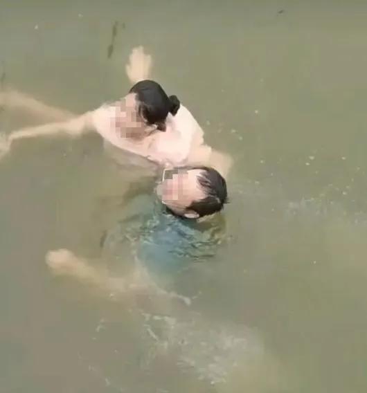 🌛笑不活了！河北，男子见一女子落水，脱了衣服就跳进河里救人，结果游泳的时候