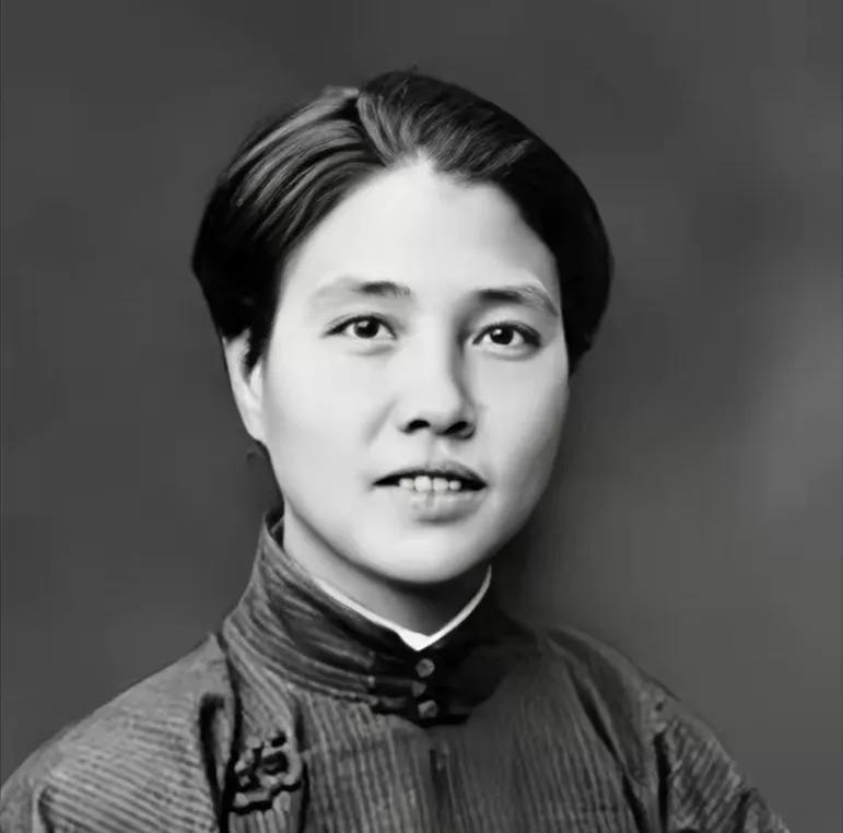 1928年5月1日，武汉余记里刑场，身着绿色旗袍的女子，拖着走向刑场。旗袍的褶皱
