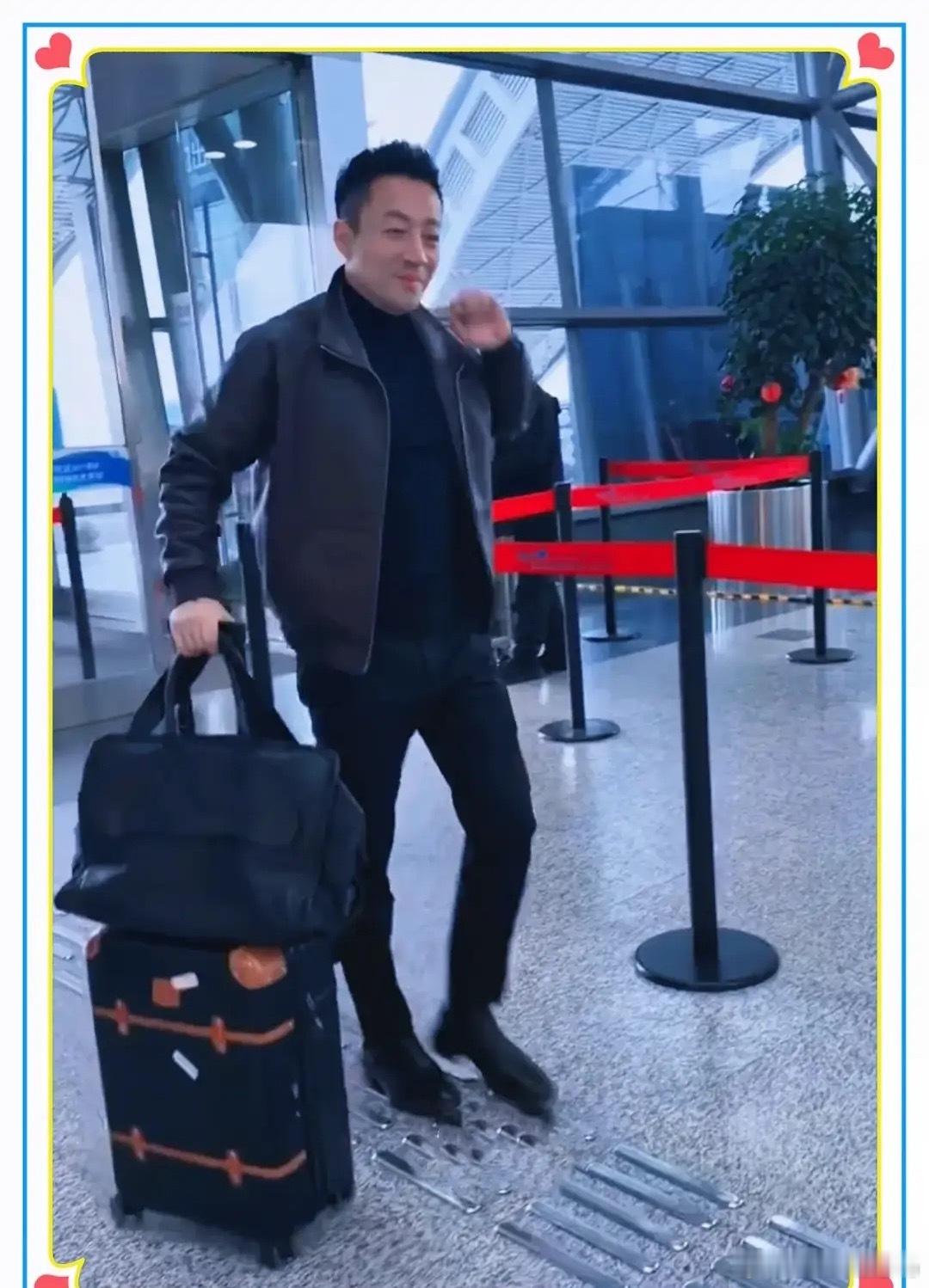 45岁汪小菲现身机场被偶遇，打扮时髦，帅气十足，网友：身材很好！