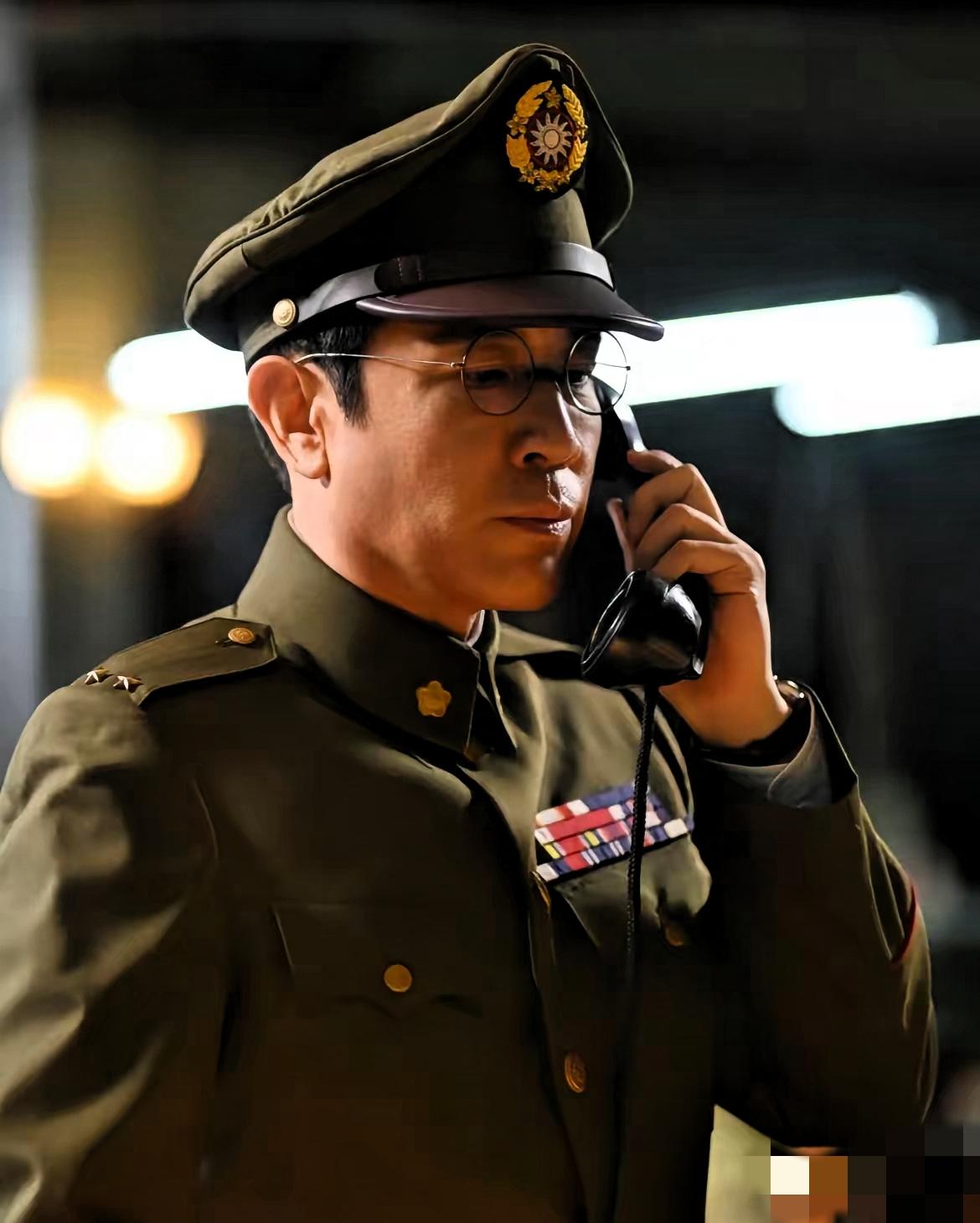 别再盲目羡慕明星了！真正值得追的，从来不是热搜上的流量，而是藏在名利场里的清醒与