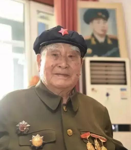 1943年，两名伪军打扫战场时，发现一个八路军还活着，正要上前补刀，这个八路军轻