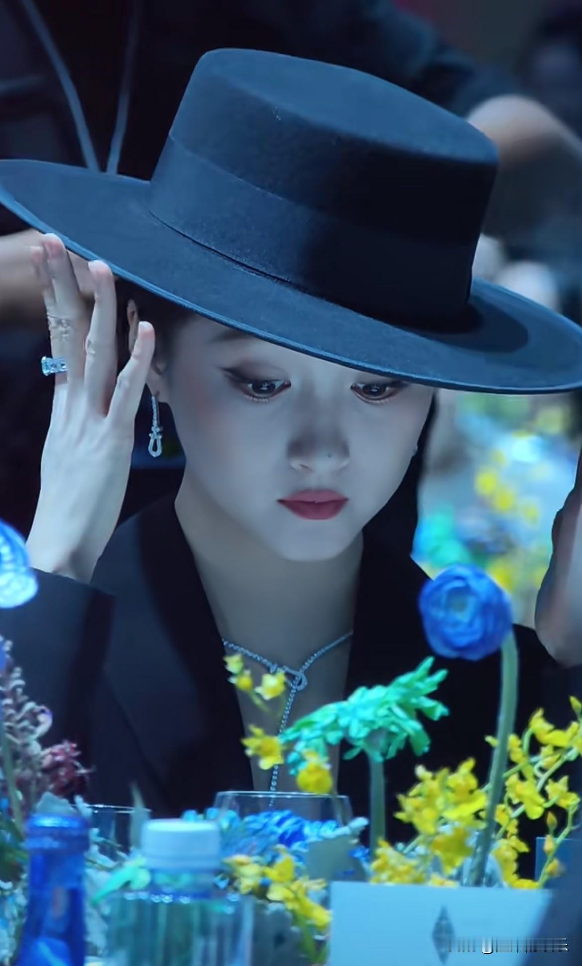 关晓彤也是上年纪了！晚会期间被帽子🎩压的抬不起头。一面走红毯面对采访说；“