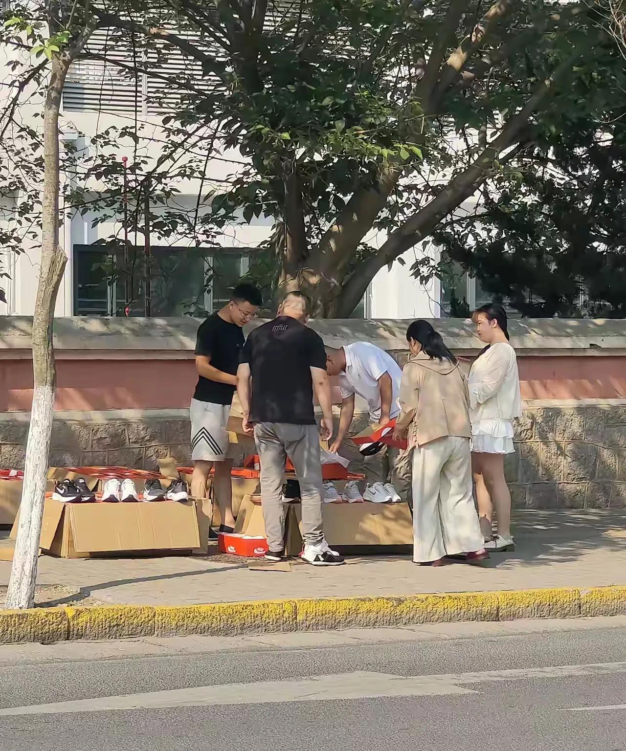 大家注意了！千万别上当了！我们县城许多路口，都有一些摆地摊卖鞋的，地上摆了一堆