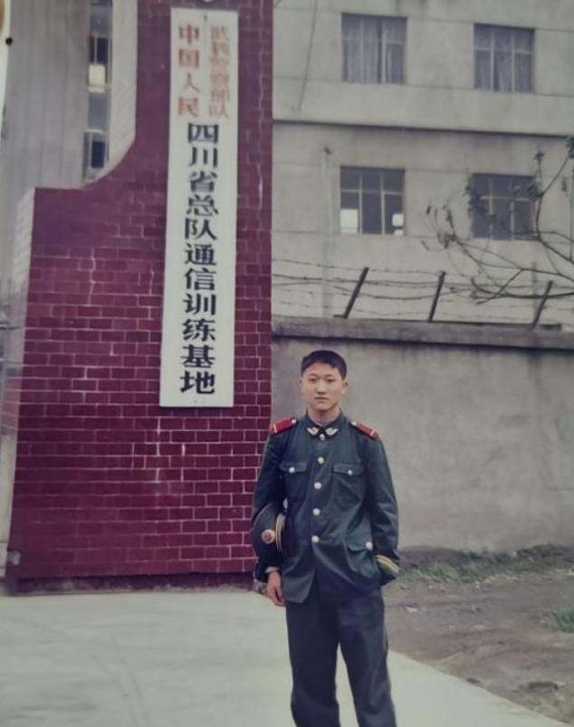 2006年，2名壮汉挟持两名18岁女学生。途中，女学生求助同车的武警战士。谁知，
