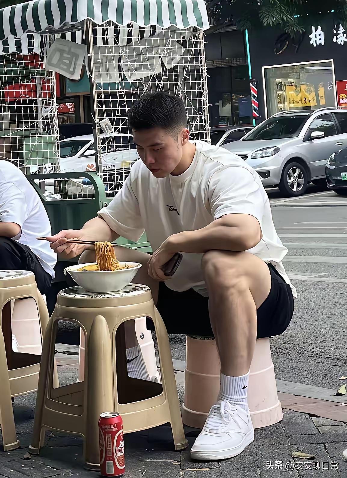 女士：上去踩他一脚，然后道歉，要赔他一双新鞋，加微信！方法给了，不谢