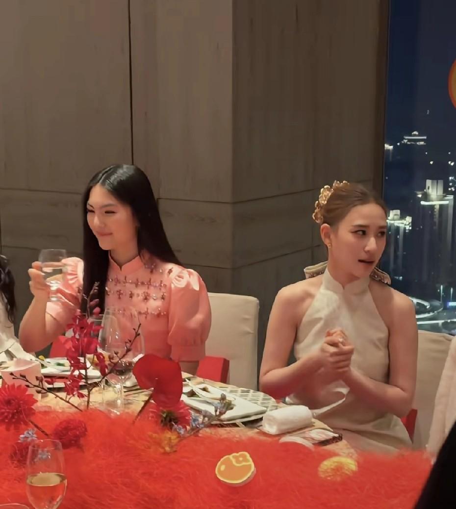 当全网嘲笑她穿50万礼服显老时，她悄悄赢了。那套水晶刺绣拖尾高定是成年世界的入