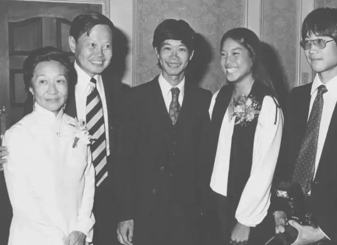 杨振宁应该很无奈吧，没子女学物理就算了，最无奈的是，三个孩子各走各的路，却都在各