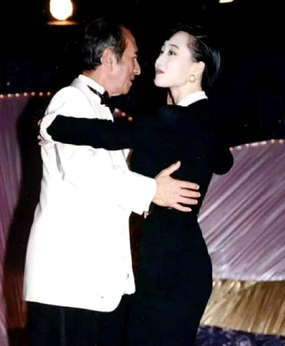 港媒这两天又把赌王家档案翻出来，一张“何超欣撞脸利智”的对比图刷屏微博热搜，网友