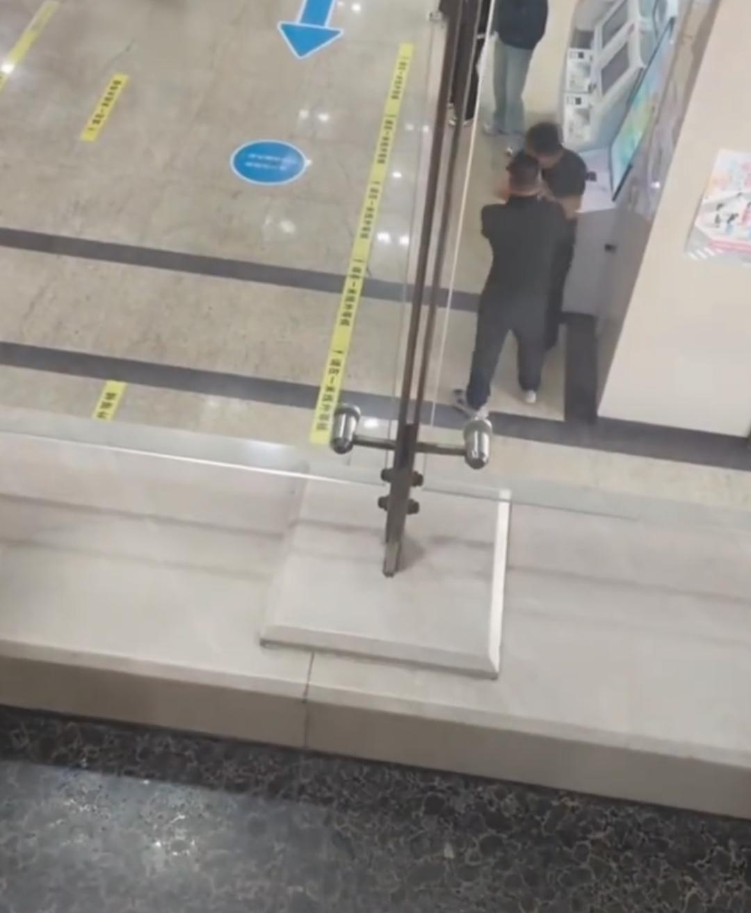 有点想不通，现在怎么还有这么保守的人呢？老婆做孕检时，在彩超室有男医生，老公