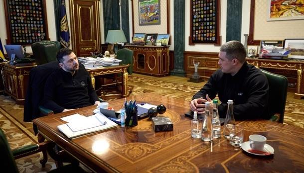 乌国防大换血！新防长是无人机大佬，前任采购改革砍到中间商只剩12%，这波操作能