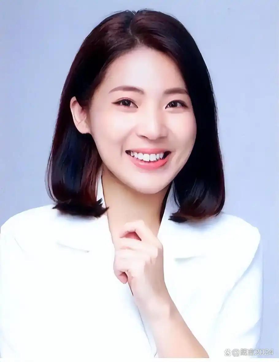 徐巧芯的父亲为何姓赖？徐巧芯的生父没有任何公开信息，赖劲麟是她的继父。他是台湾