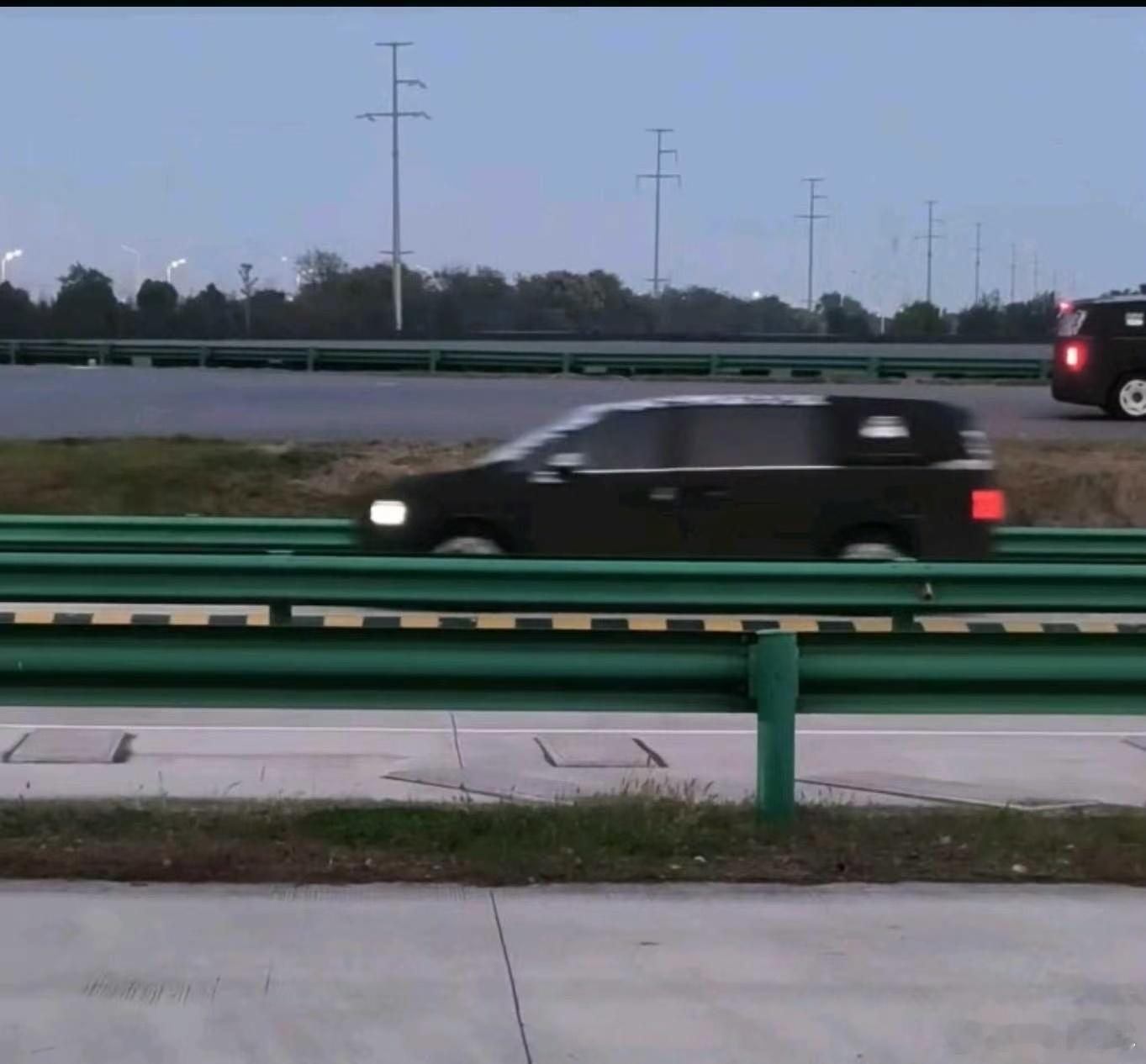 好大好有气场的一台MPV，这个伪装大家认识吧？[滑稽笑]​​​