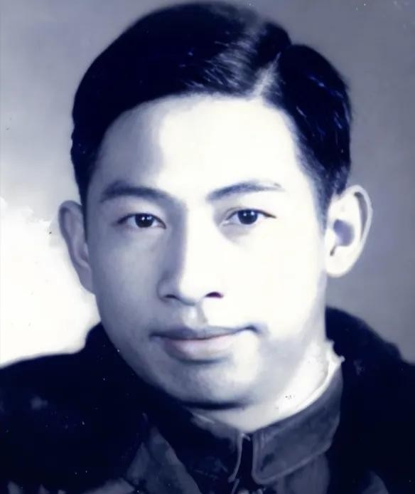 1955年，1名中南学院大学生，在毕业前，突然被2名没军衔的神秘军人带走。在军人