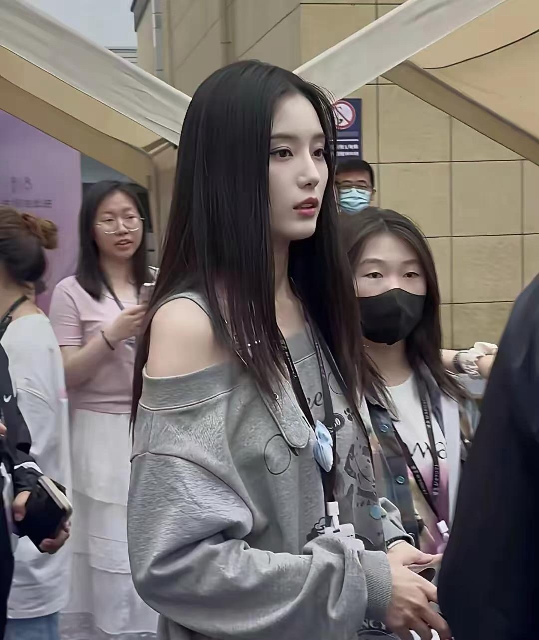 哇塞！碰到徐艺洋了，白得跟发光似的！个儿高高的，长得老美了，黄子韬这可真是走大运