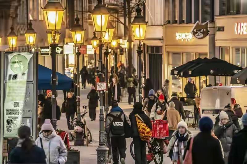 欧洲是时候还债了，吃了世界各国的红利这么久，现在得吃苦卷起来！德国总理默茨因经济