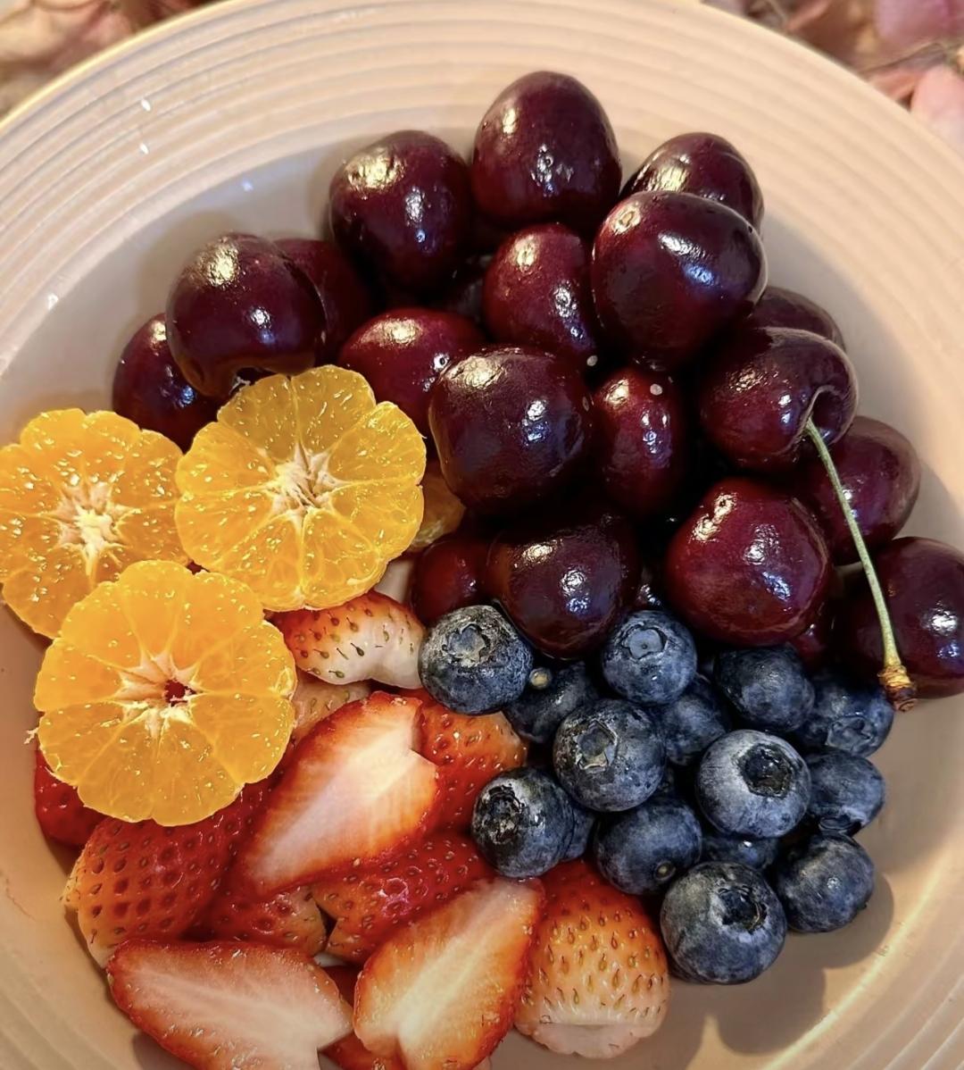 昨天晚上，我住儿子家快一个月了，儿媳突然端着一盘切好的水果敲门进来，问我：“妈，