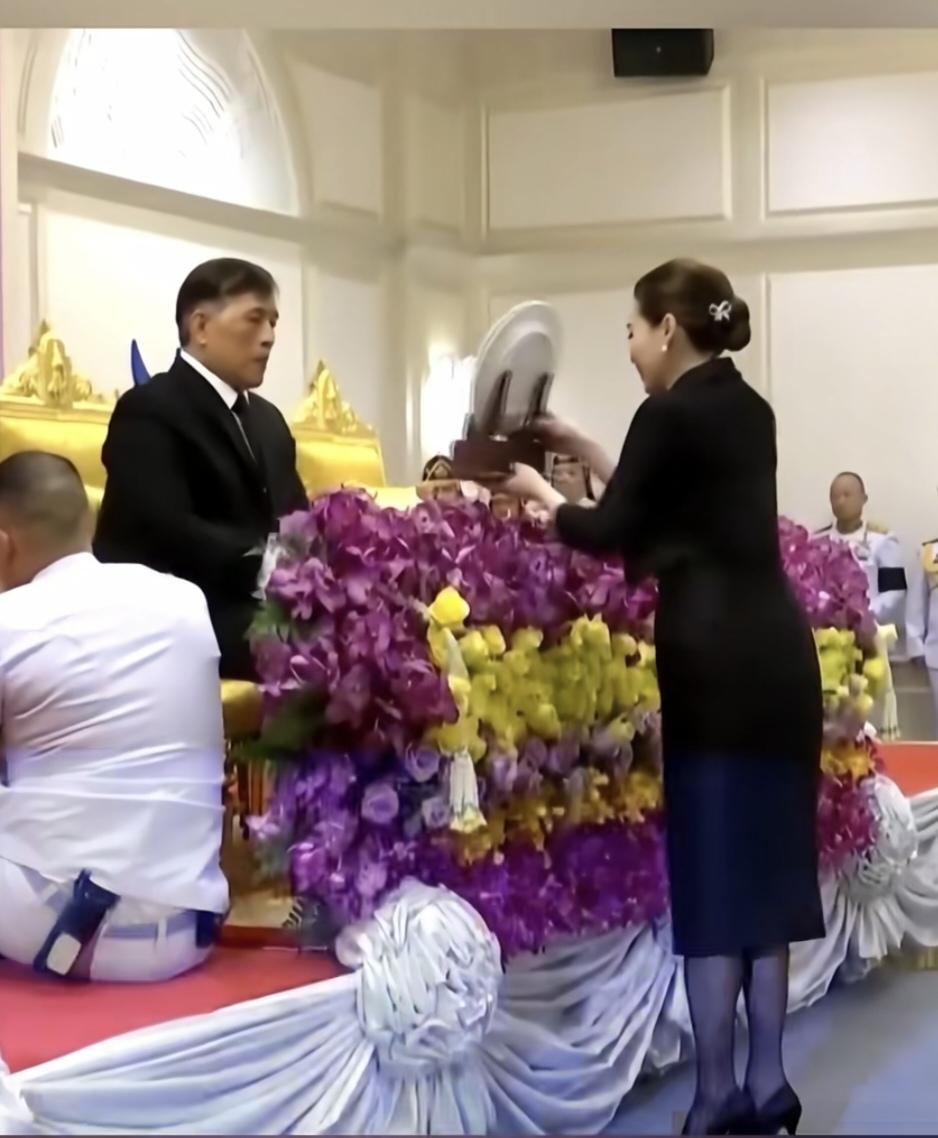 泰王可是挺重视苏提达王后的：帆船比赛苏提达王后所在的团队总分成绩是第二名。对已经