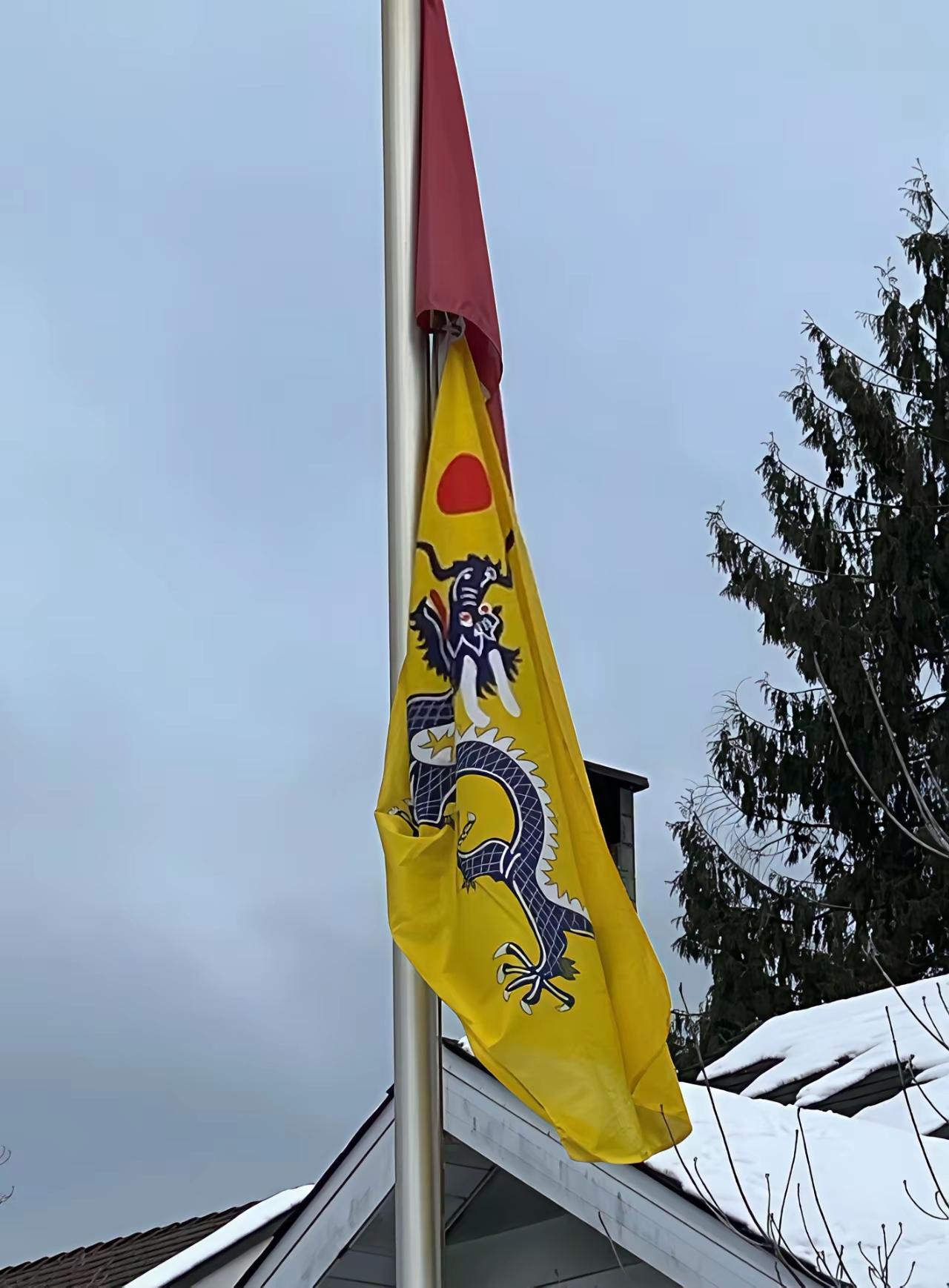 在加拿大，有户人家升起了一面满清国旗。有网友直言，这是满清余孽，把国内财产润出