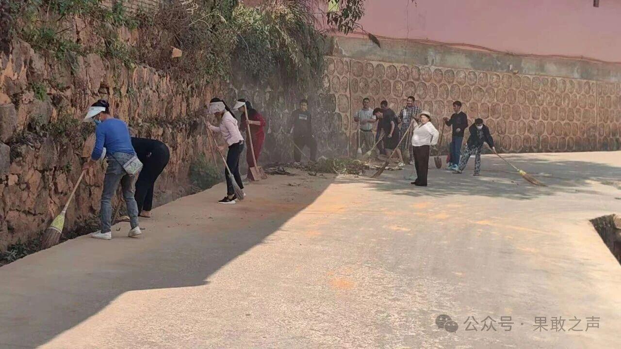 缅北老街市民众大扫除过年！缅北地区的民众，和我们一样要过春节，所以在春节之前