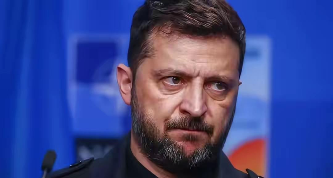 现在的泽连斯基越来越强硬了，原先准备放弃加入北约，如今又改口了。在泽连斯基前往美