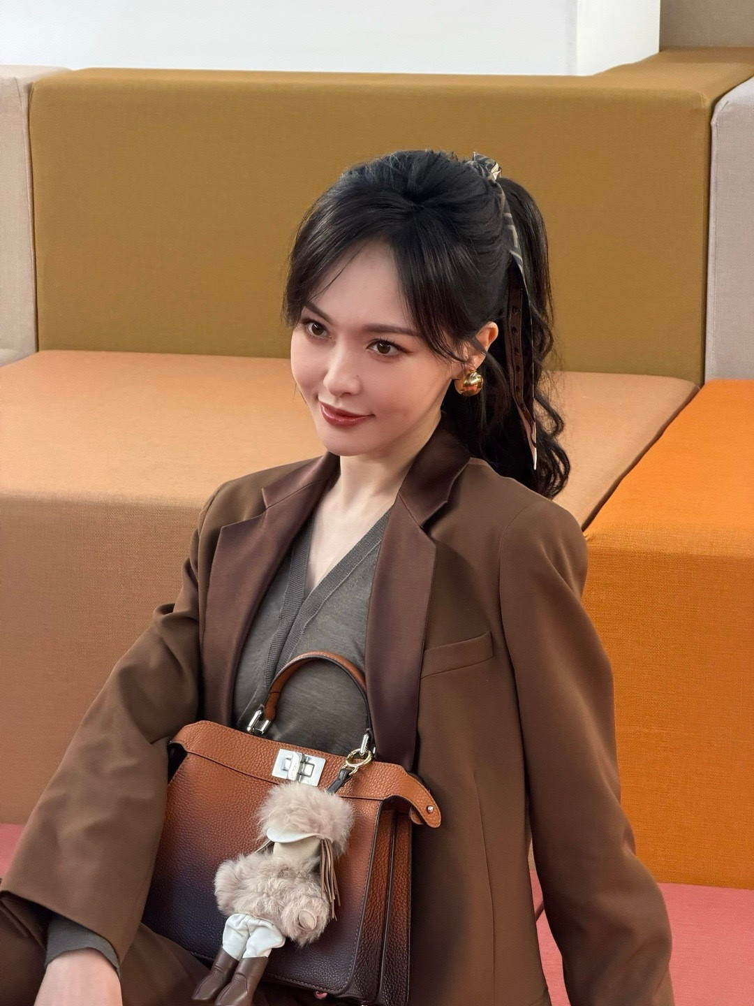 唐嫣就这么美美出现了米兰看秀现场路透🈶，一身利落棕色休闲西装套装，干练知性，