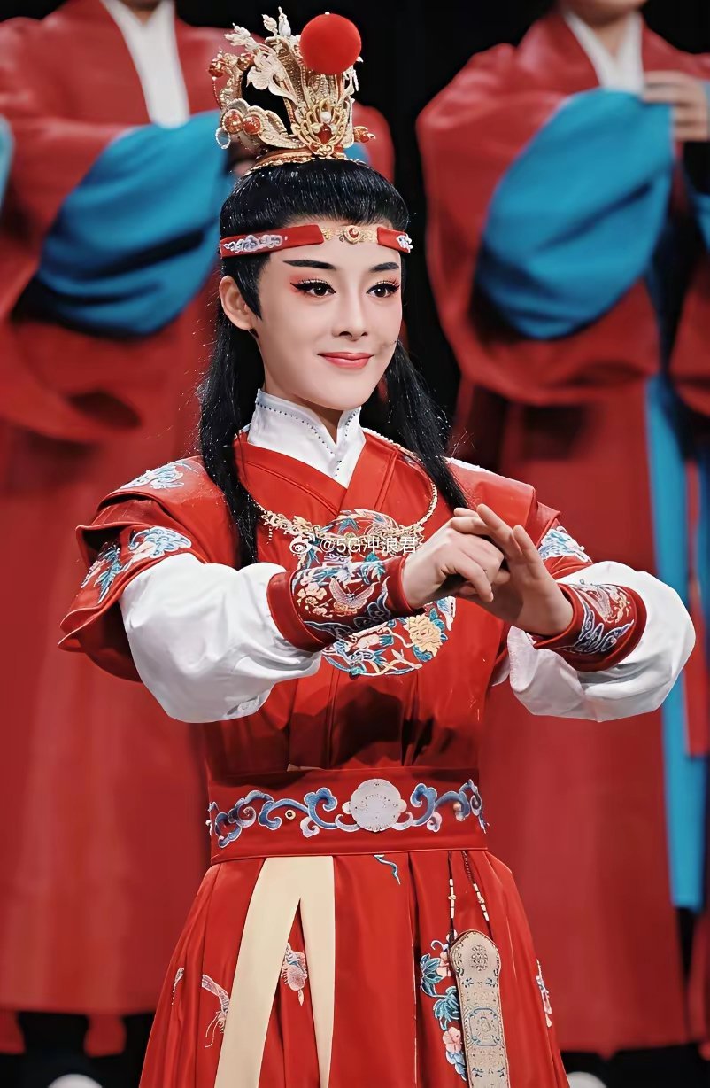 我闺蜜在剧场见过陈丽君，回来后偷偷跟我说，以后别再只说陈丽君长得好看了，你是不