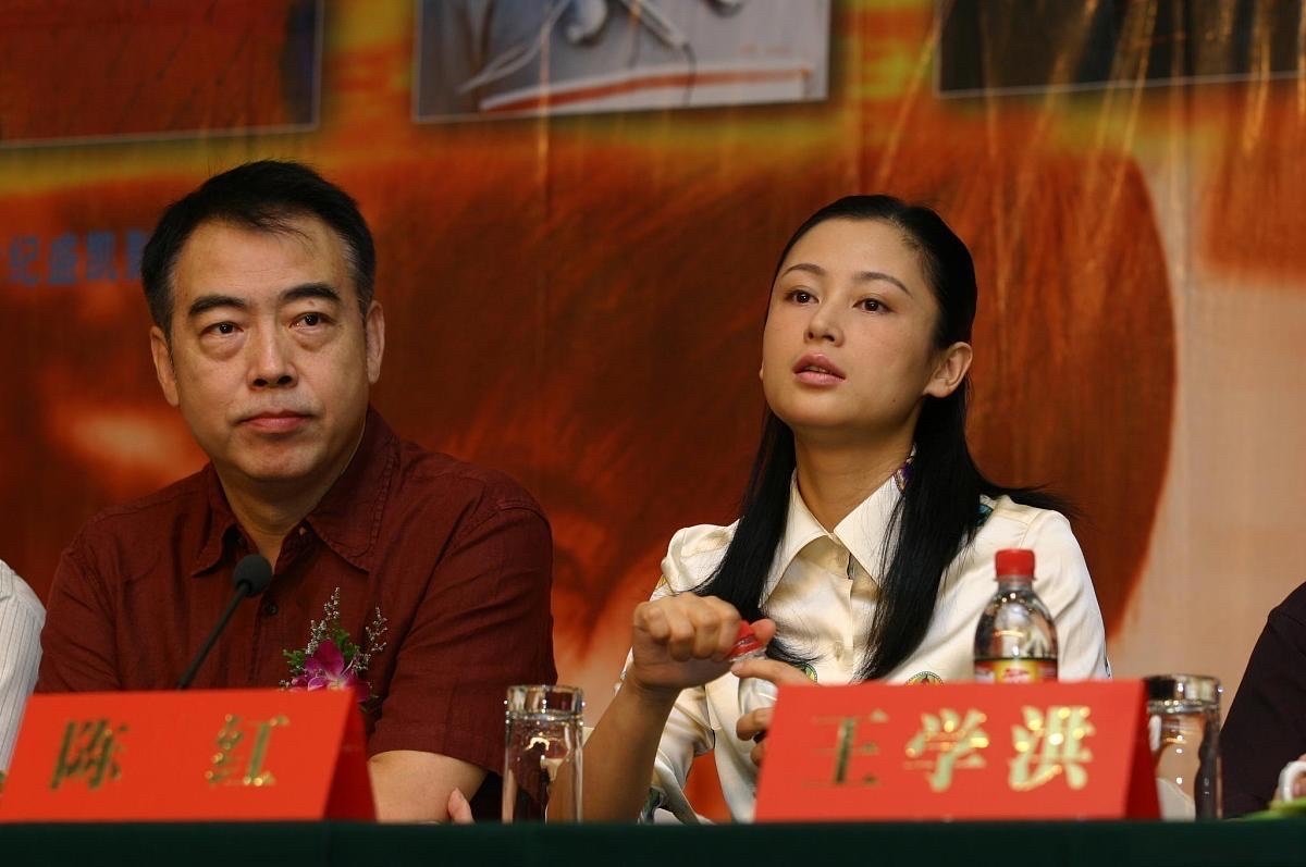 陈红在陈凯歌身边，好小鸟依人的感觉啊2010年，陈凯歌、陈红参加活动时，一起爬山的画面。陈凯歌与陈红