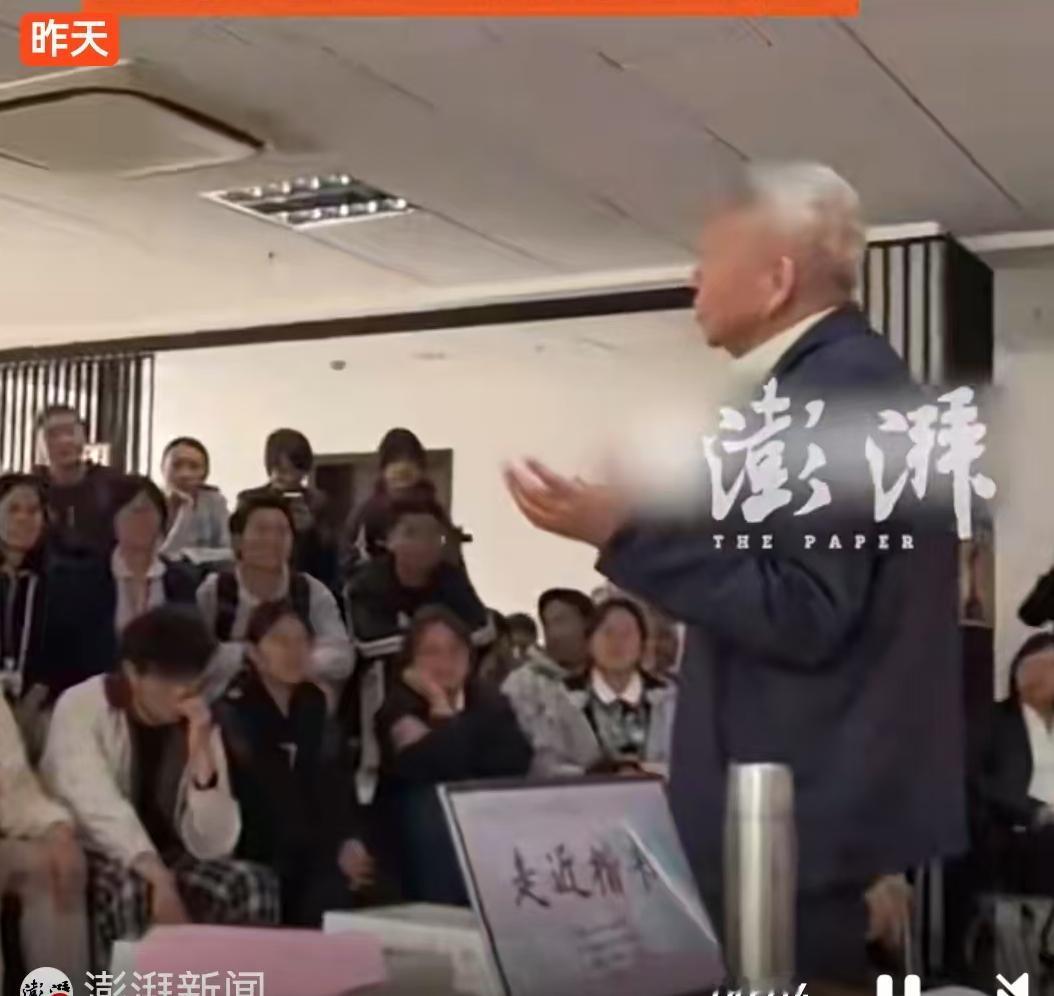 一双布鞋，何以搅动舆论场？11月12日的上海大学，一场本该聚焦于学术前沿的交流活