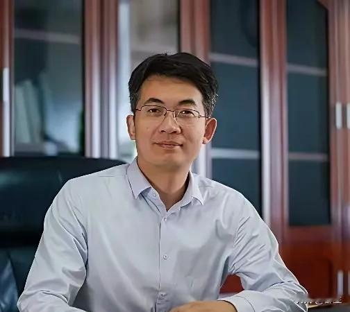 付磊1979年出生，是在2011年到武汉大学任教，武汉大学也是他的母校。曾梦